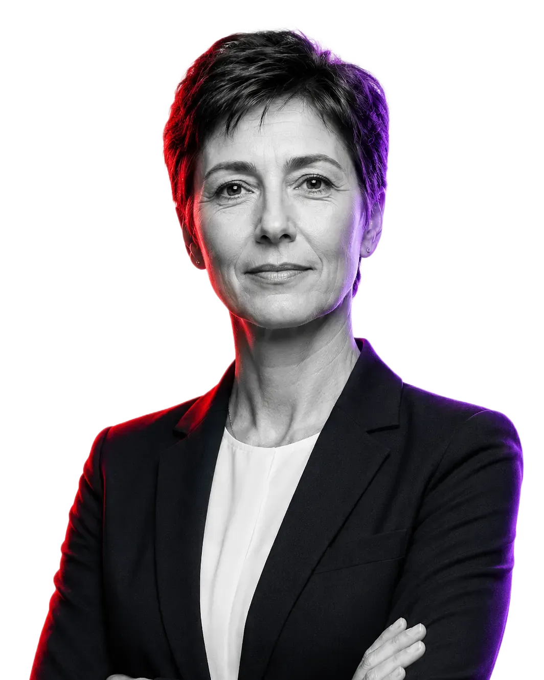 Porträt einer Frau mit kurzen dunklen Haaren im schwarzen Blazer